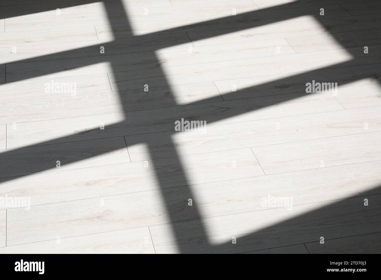 Schatten vom Fenster auf weißem Laminatboden in Innenräumen Stockfoto