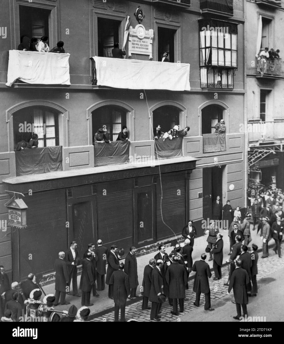 08/31/1918. Hommage an Usandizaga in San Sebastián. Entdeckung des Grabsteins in dem Haus, in dem der berühmte Musiker lebte, in der Garibay Street - ungefähres Datum. Quelle: Album / Archivo ABC / Ramón Alba Stockfoto