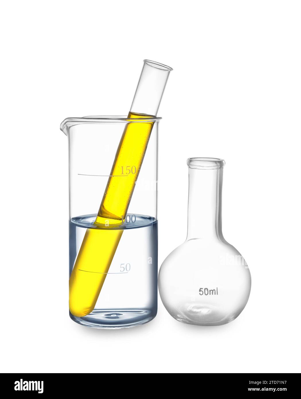 Glaskolben, Becher und Reagenzglas mit gelber Flüssigkeit, isoliert auf weiß Stockfoto