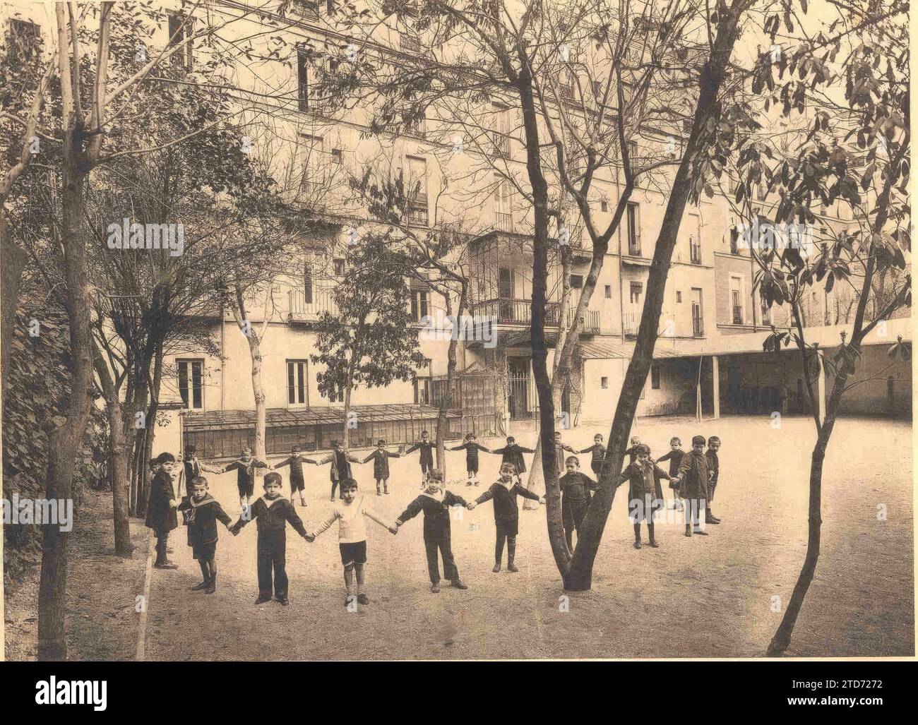 12/31/1929. Schüler der Nuestra Señora del Pilar spielen in einem Kreis auf dem Innenhof des alten Zentrums. Quelle: Album/Archivo ABC Stockfoto