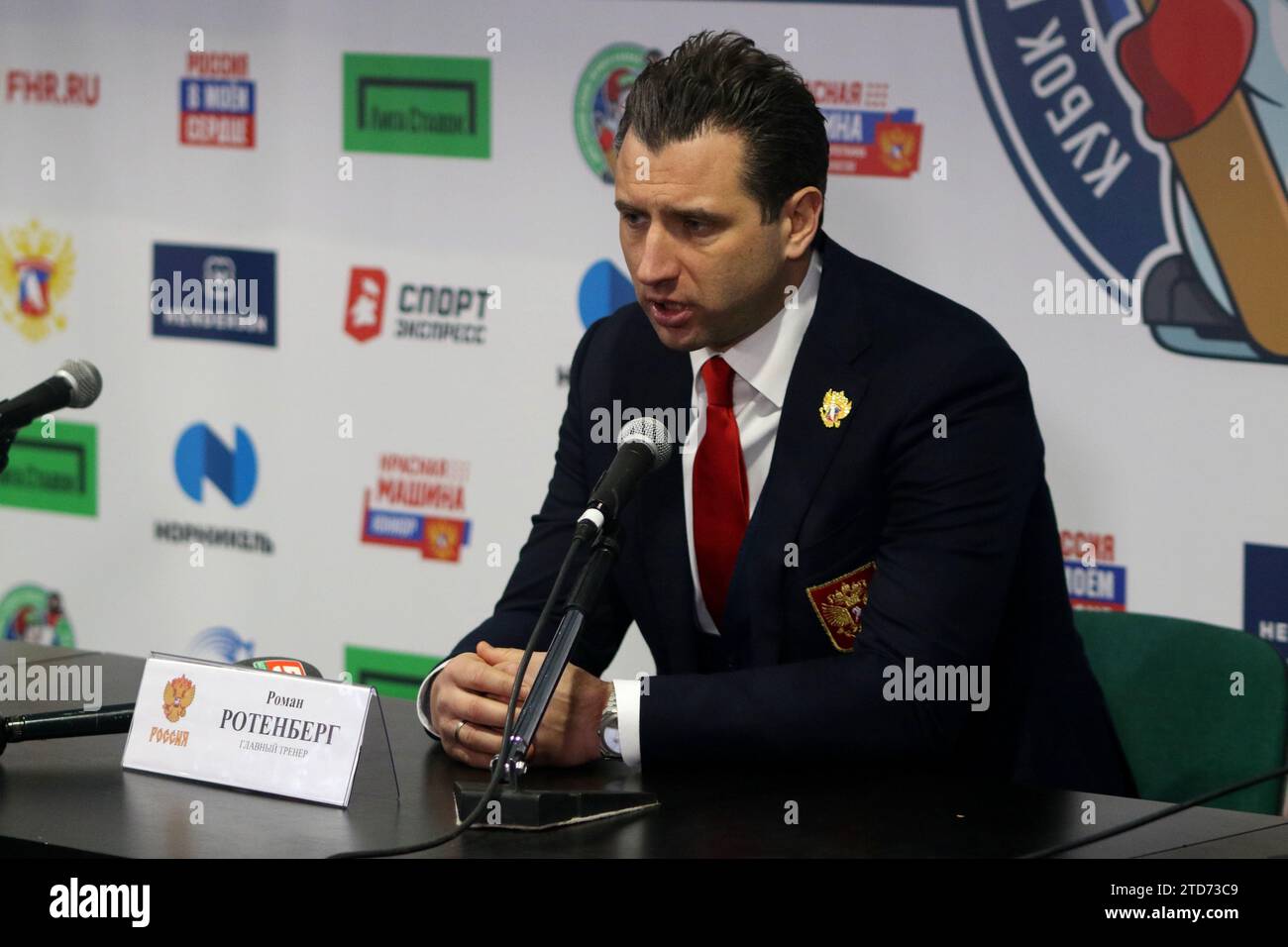 Der Cheftrainer der „russischen Nationalmannschaft 25“ und der Eishockeyverein SKA Roman Rotenberg bei einer Pressekonferenz nach dem Spiel im Channel One Cup (Eishockey) zwischen Russland 25 und Weißrussland im Eissportpalast. (Endnote; Russland 25 5:3 Weißrussland) (Foto: Maksim Konstantinov / SOPA Images/SIPA USA) Stockfoto