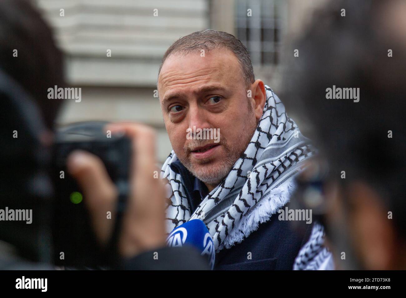 London, Vereinigtes Königreich - 16. Dezember 2023: Husam Zomlot bei einer propalästinensischen Silent Walk-Prozession von Gesundheitspersonal. Stockfoto