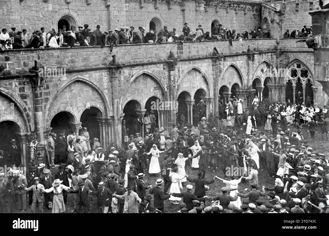 Vimbodi (Katalonien), Mai 1917. Im Kloster Poblet. Das Erscheinungsbild der Klosterterrasse während eines Sardana-Tanzes. Quelle: Album / Archivo ABC / Josep Brangulí Stockfoto