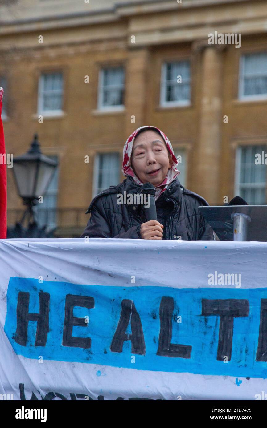 London, Vereinigtes Königreich - 16. Dezember 2023: Dr. Ang Swee Chai bei einer propalästinensischen Prozession von Gesundheitspersonal in Solidarität mit Gaza. Stockfoto