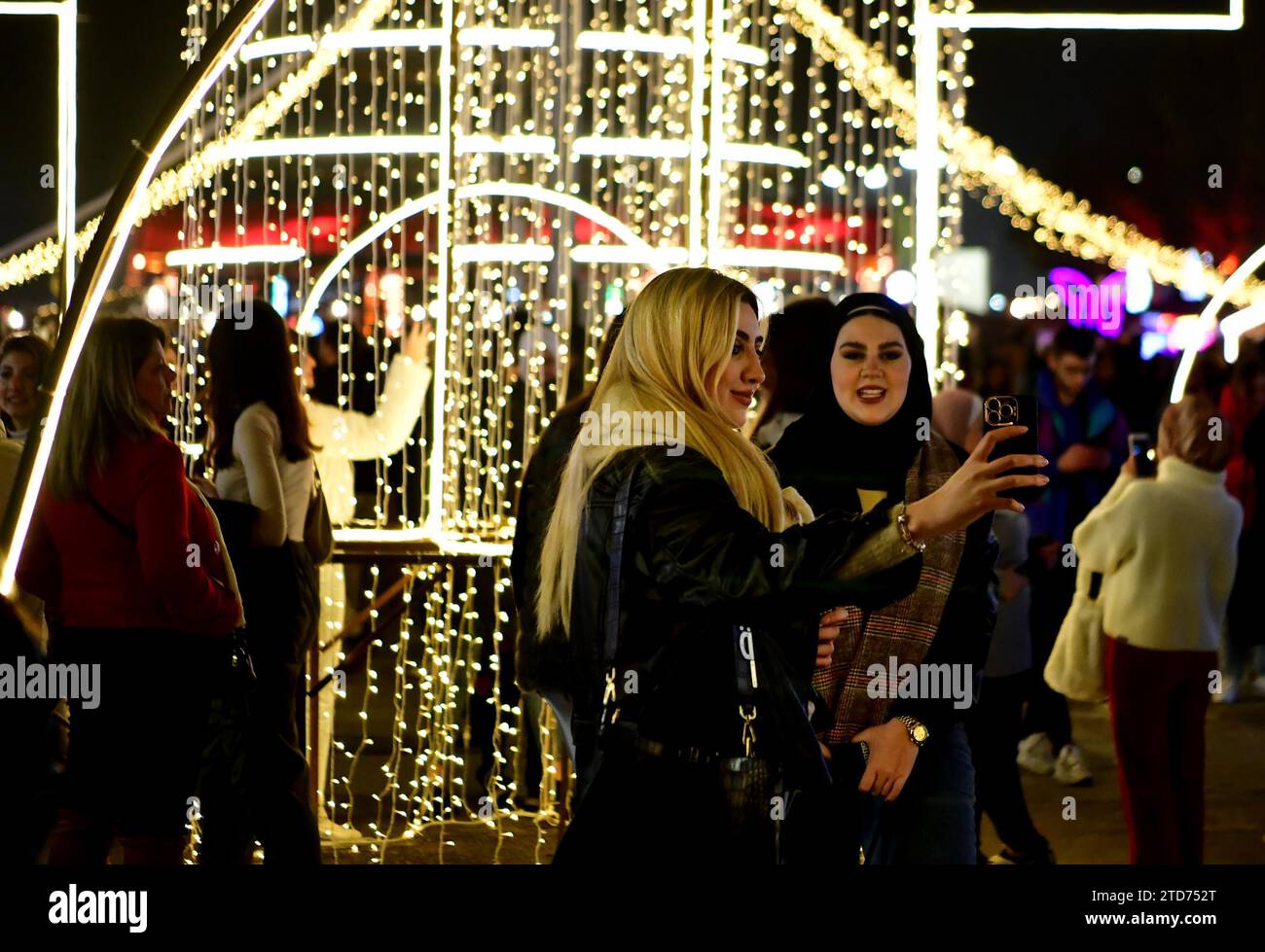 (231217) -- DAMASKUS, 17. Dezember 2023 (Xinhua) -- Menschen besuchen einen Weihnachtsbasar in Damaskus, Syrien, 16. Dezember 2023. (Foto: Ammar Safarjalani/Xinhua) Stockfoto