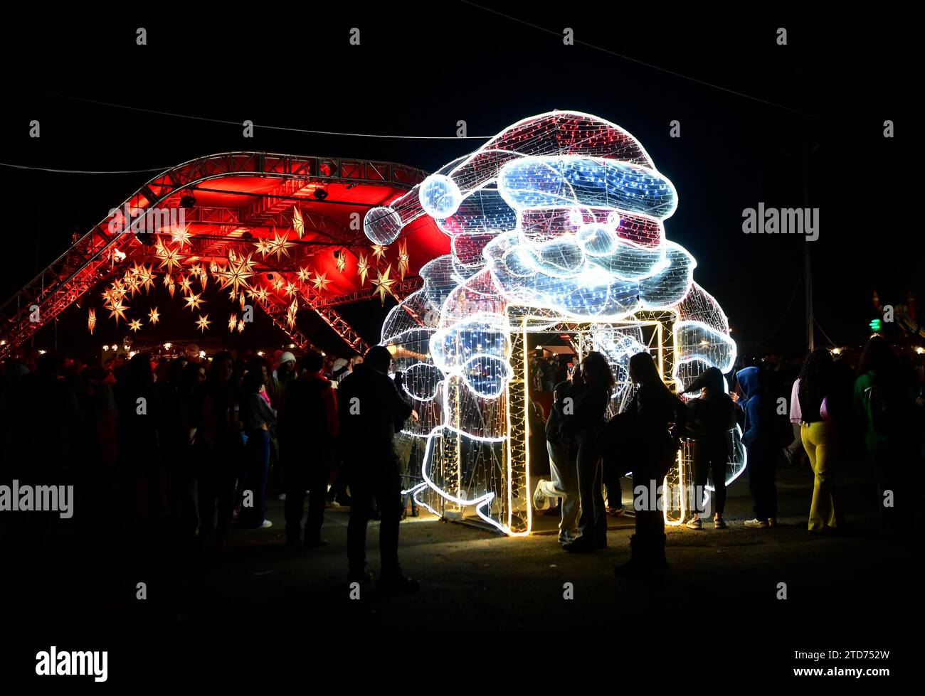(231217) -- DAMASKUS, 17. Dezember 2023 (Xinhua) -- Menschen besuchen einen Weihnachtsbasar in Damaskus, Syrien, 16. Dezember 2023. (Foto: Ammar Safarjalani/Xinhua) Stockfoto