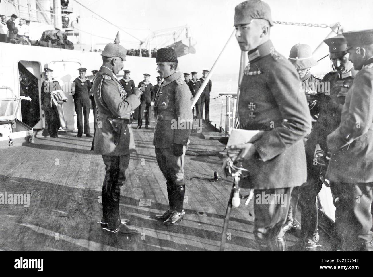 10/31/1917. Der Kaiser von Deutschland am Bosporus. SMI Guillermo II (I), an Bord des türkischen Kreuzfahrtschiffs „Javus Sultam Selim“ (früher „Goeben“), im Gespräch mit Enver Baja (2). Foto: bufa. Quelle: Album / Archivo ABC / BUFA Stockfoto