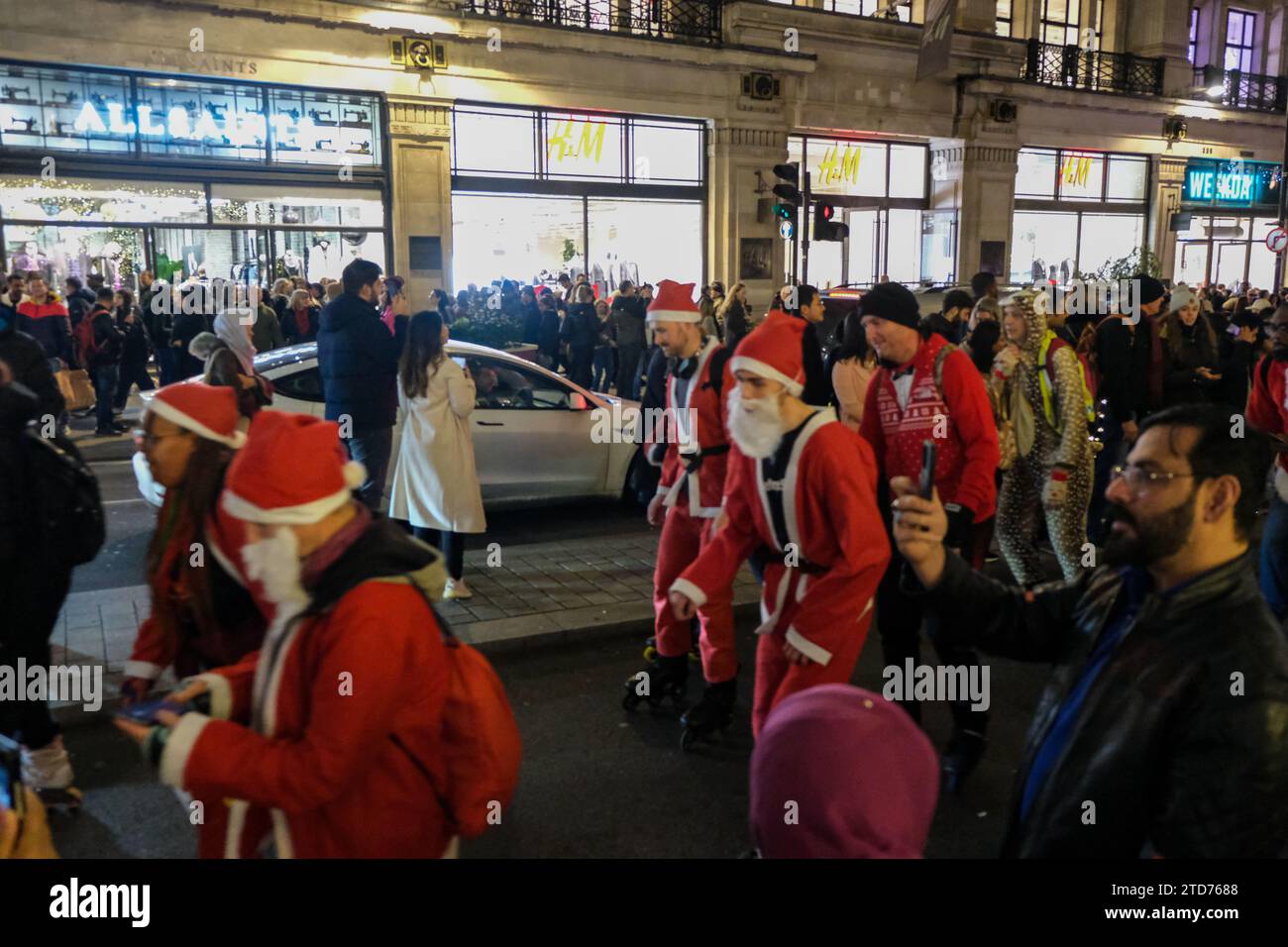 London, Großbritannien. Dezember 2023. Eine große Gruppe von Skatern, die Weihnachtsanzüge und andere festliche Kostüme tragen, durchqueren die Regent Street, während eines jährlichen Events, das sie durch das Zentrum von London führt und die Gelegenheit hat, alle Lichter zu sehen. Quelle: Eleventh Photography/Alamy Live News Stockfoto