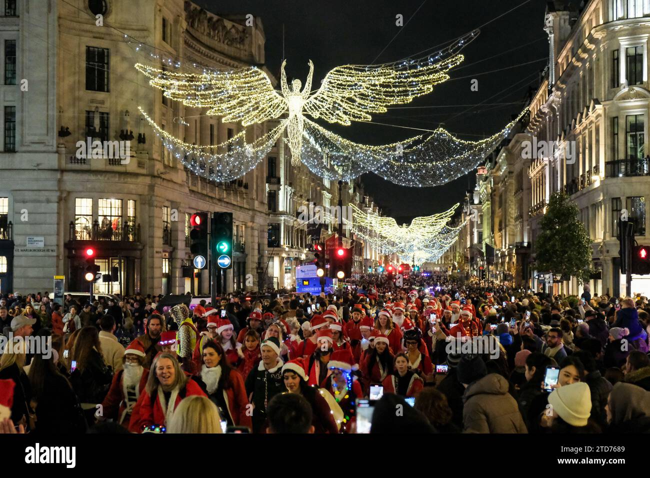 London, Großbritannien. Dezember 2023. Eine große Gruppe von Skatern, die Weihnachtsanzüge und andere festliche Kostüme tragen, durchqueren die Regent Street, während eines jährlichen Events, das sie durch das Zentrum von London führt und die Gelegenheit hat, alle Lichter zu sehen. Quelle: Eleventh Photography/Alamy Live News Stockfoto