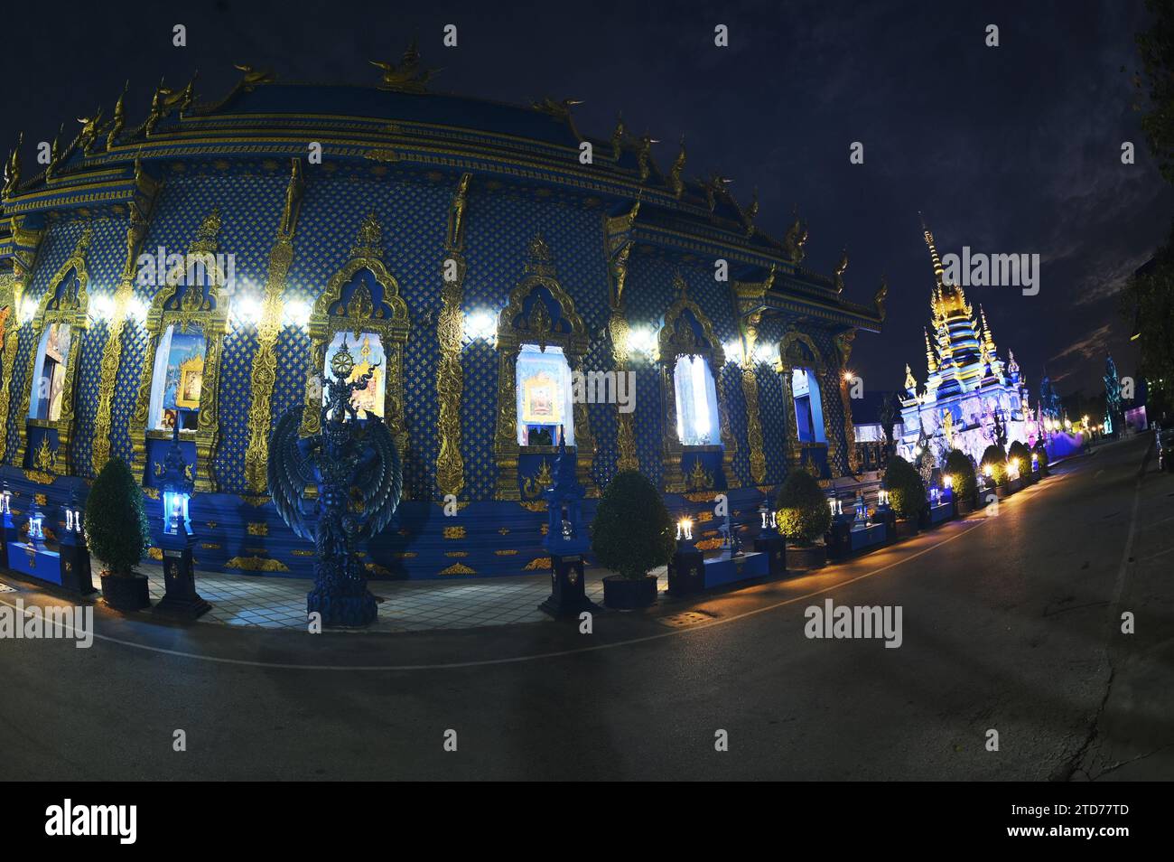 Nachtszene des wunderschönen blauen Tempels von Wat Rong Suea Ten es ist eine einzigartige angewandte Kunst mit Blautönen und Himmel im Kontrast zu Gold. Stockfoto