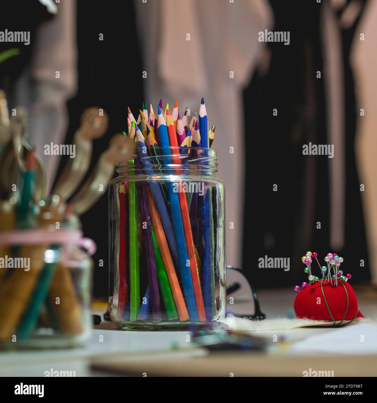 Schreibtisch eines Modedesigner-Hintergrundkonzepts. Stockfoto