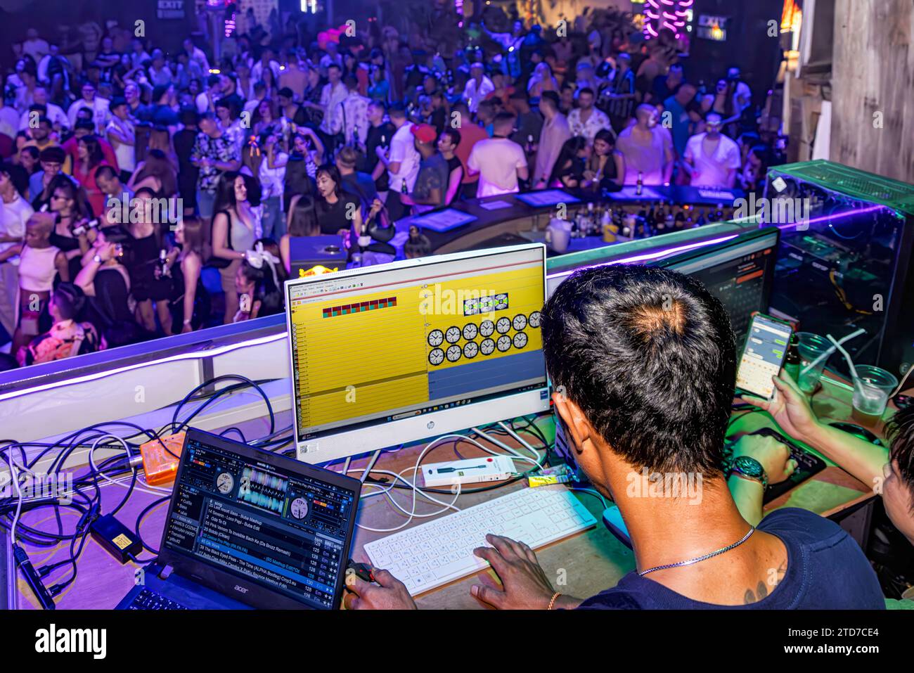 DJ-Stand mit Blick auf die Tänzer bei der Halloween Disco Party, Green Mango, Chaweng, Ko Samui, Thailand Stockfoto