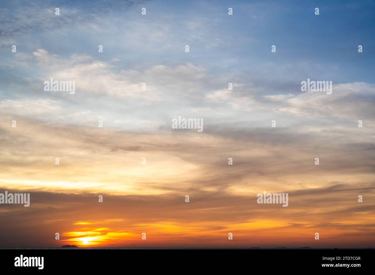 Majestätischer Sonnenuntergang. Orangefarbener Sonnenuntergangshimmel mit heller Sonne. Dramatischer Himmel bei Sonnenuntergang. Sonnenuntergangshimmel mit mehrfarbigen Wolken. Dramatischer Hintergrund des Dämmerungshimmels Stockfoto