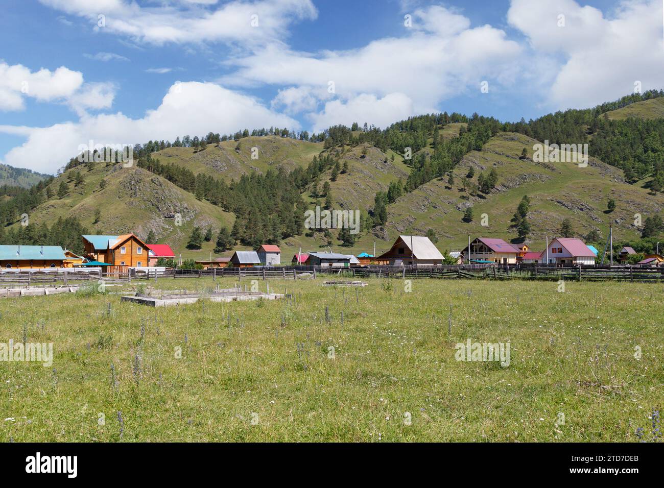 Dorflandschaft am Fuße der grünen Hügel in der Republik Altai, Russland Stockfoto
