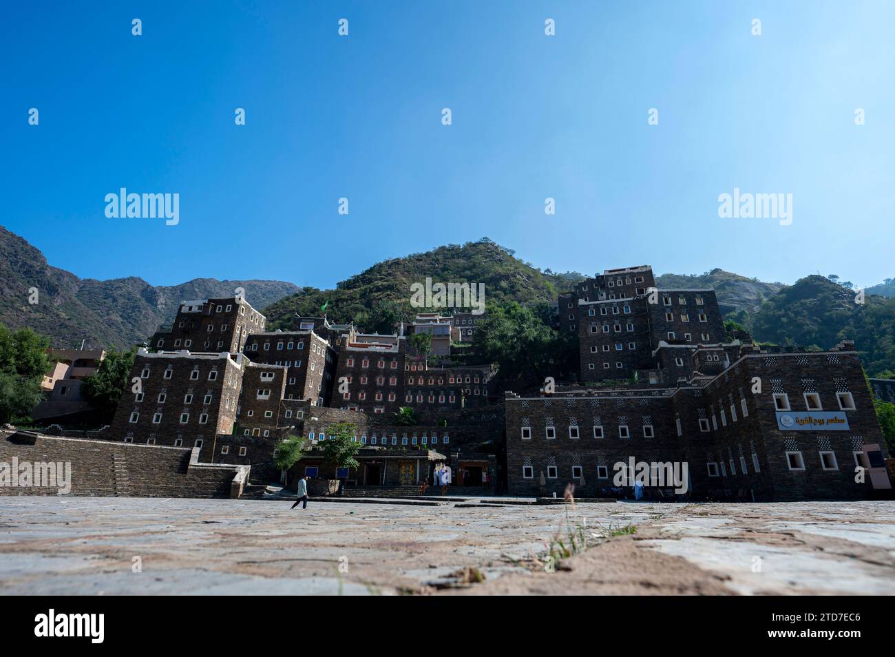 Rijal Almaa, Saudi-Arabien - 26. November 2023: Blick auf den zentralen Platz im historischen Dorf Rijal Almaa. Stockfoto