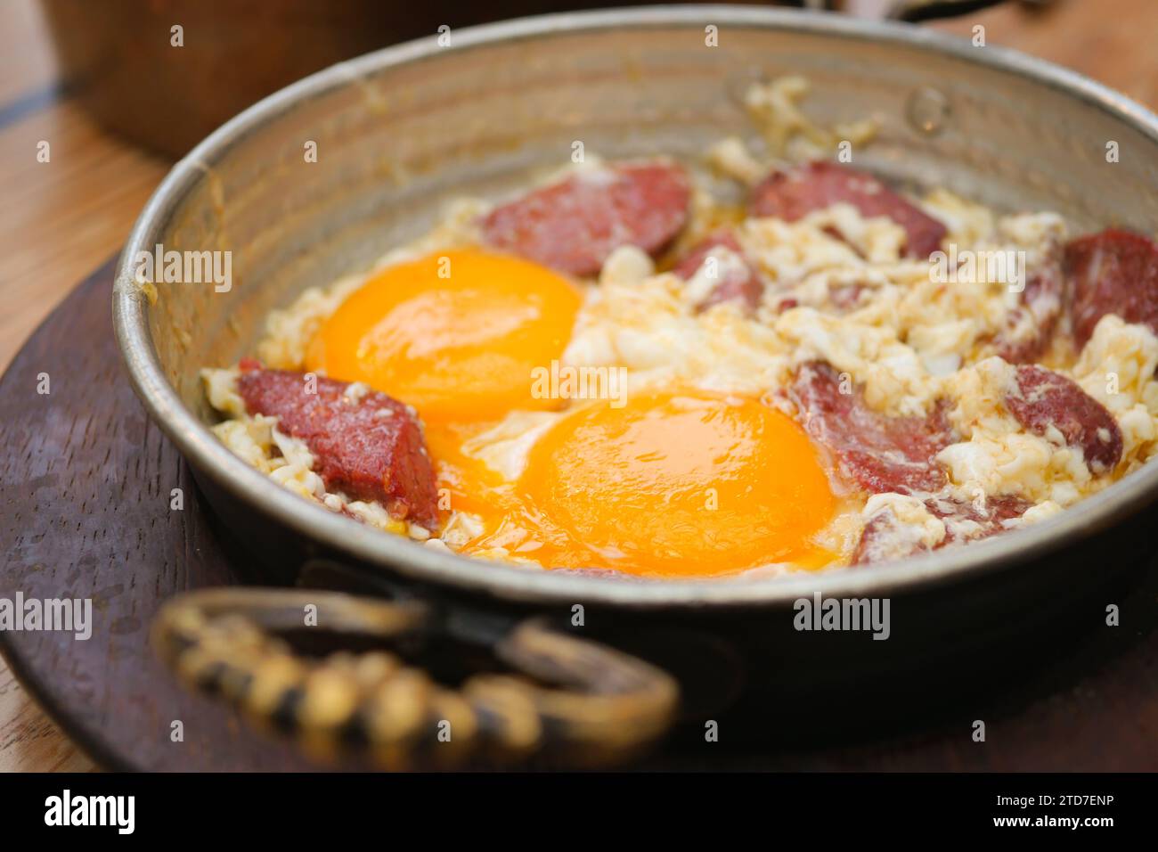 Spiegeleier mit Sucuk oder Würstchen in einer Pfanne Stockfoto