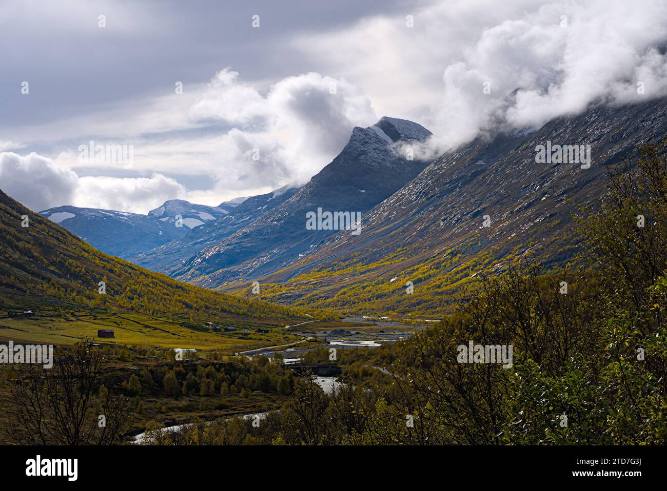 Skagsnebb Mountain und Leirdalen Valley unter bewölktem Himmel. Stockfoto
