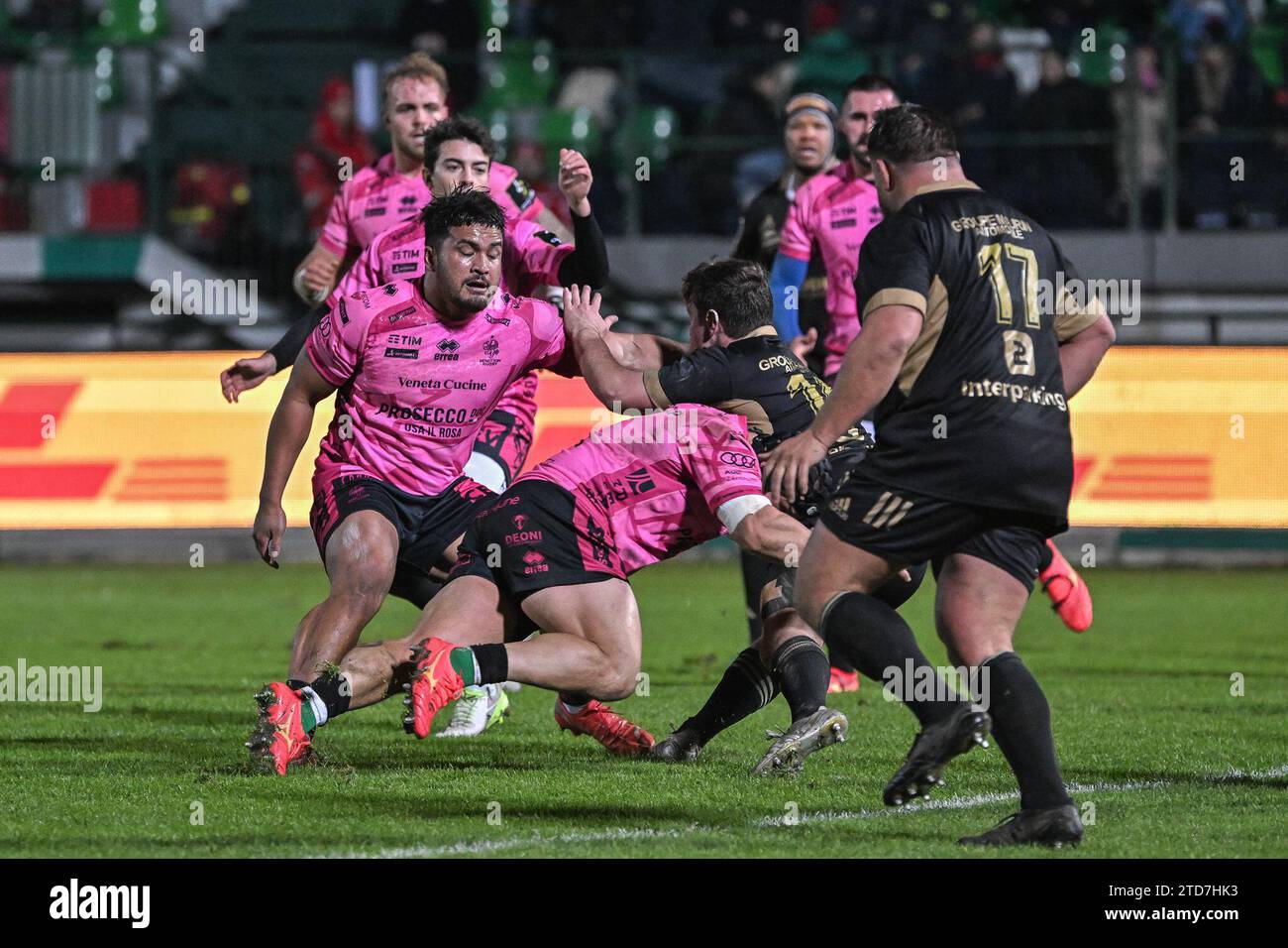 Rucking während des Spiels Benetton Rugby gegen USAP, Rugby Challenge Cup in Treviso, Italien, 16. Dezember 2023 Stockfoto