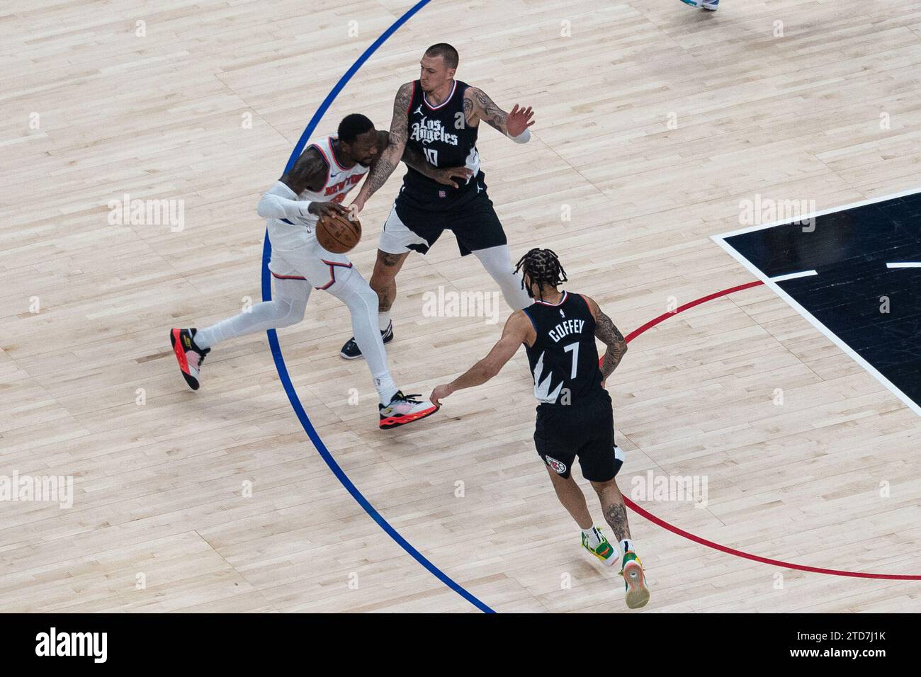 16. Dezember 2023, USA, Los Angeles: Basketball: NBA, Los Angeles Clippers - New York Knicks; Hauptrunde, Hauptrundenspiele, 50. Spieltag: Nationalspieler Daniel Theis (oben) verteidigt gegen Julius Randle von den New York Knicks. Foto: Maximilian Haupt/dpa Stockfoto