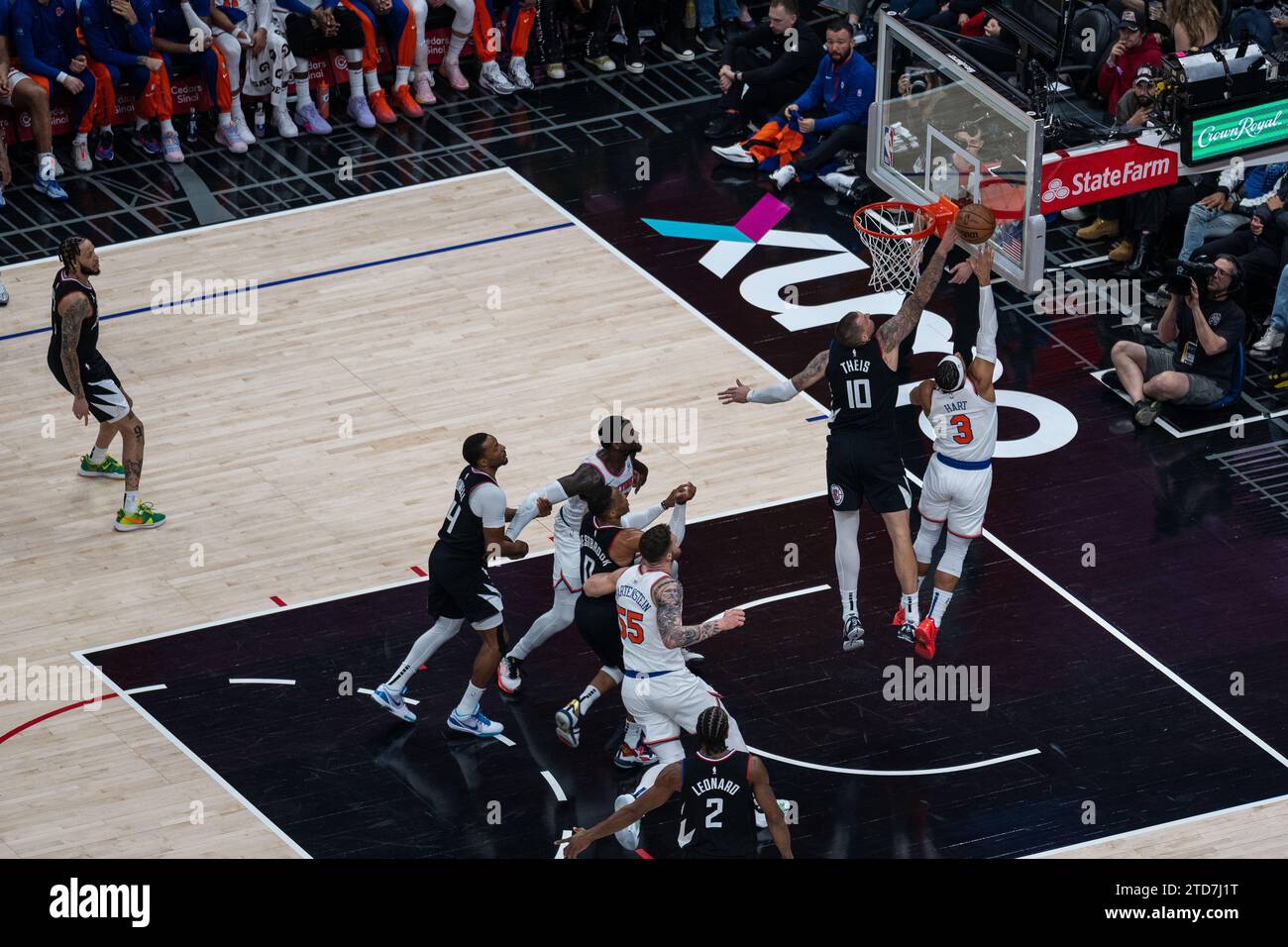 16. Dezember 2023, USA, Los Angeles: Basketball: NBA, Los Angeles Clippers – New York Knicks; Hauptrunde, Hauptrundenspiele, 50. Spieltag: Nationalspieler Daniel Theis (2. Von rechts) verteidigt sich gegen Josh Hart von den New York Knicks. Foto: Maximilian Haupt/dpa Stockfoto