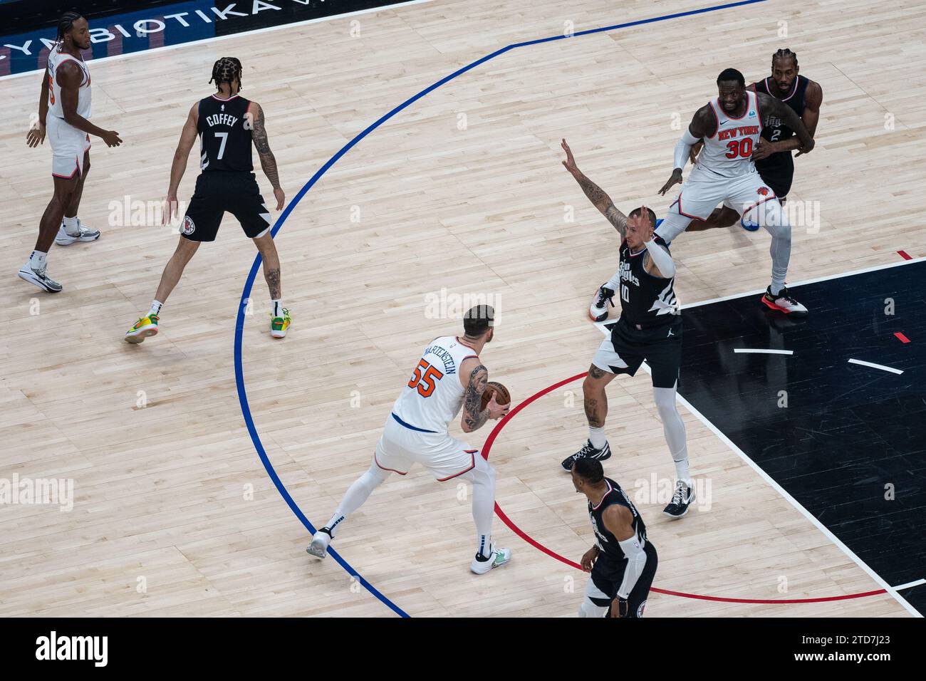 16. Dezember 2023, USA, Los Angeles: Basketball: NBA, Los Angeles Clippers - New York Knicks; Hauptrunde, Hauptrundenspiele, 50. Spieltag: Basketballnationalspieler Daniel Theis (Platz 10) verteidigt gegen Isaiah Hartenstein (Platz 55) von den New York Knicks. Foto: Maximilian Haupt/dpa Stockfoto