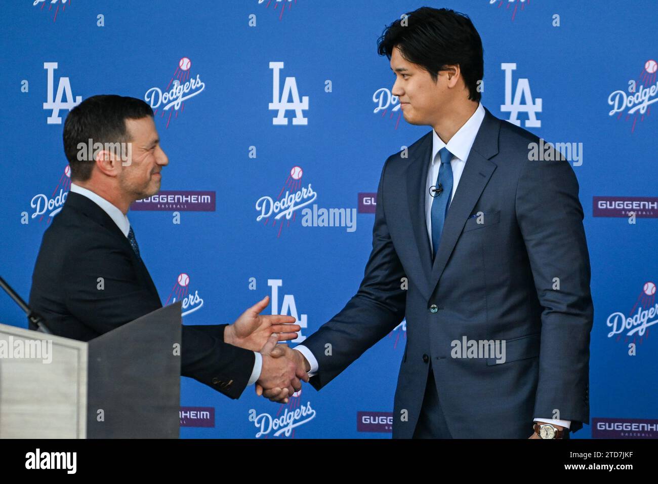Shohei Ohtani wird auf einer Pressekonferenz der Los Angeles Dodgers am Donnerstag, den 14. Dezember 2023 in Los Angeles vorgestellt. (Dylan Stewart/Bild des Sports) Stockfoto