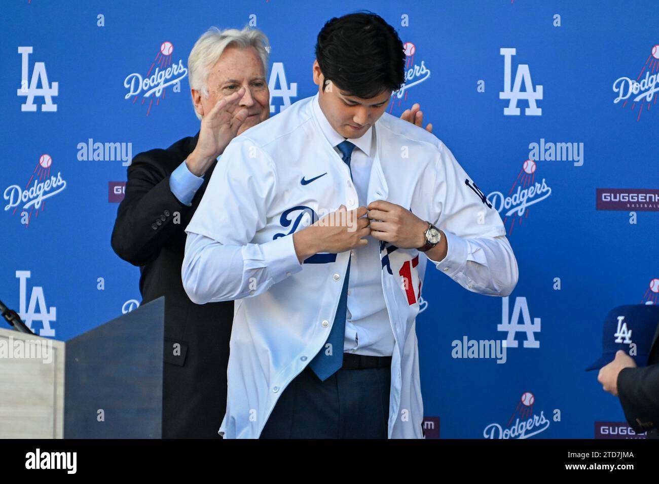Shohei Ohtani wird auf einer Pressekonferenz der Los Angeles Dodgers am Donnerstag, den 14. Dezember 2023 in Los Angeles vorgestellt. (Dylan Stewart/Bild des Sports) Stockfoto