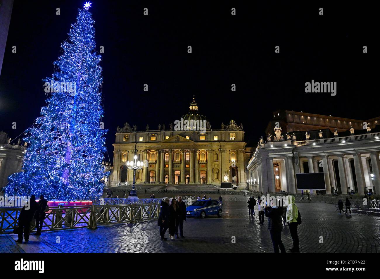 Weihnachtsbaum Vor Dem Petersdom Auf Dem Petersplatz In Rom ...