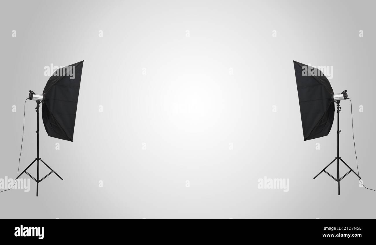 Leeres Fotostudio mit Beleuchtungsausstattung. Für Produktpräsentationen, Werbe- und Werbezwecke. Stockfoto