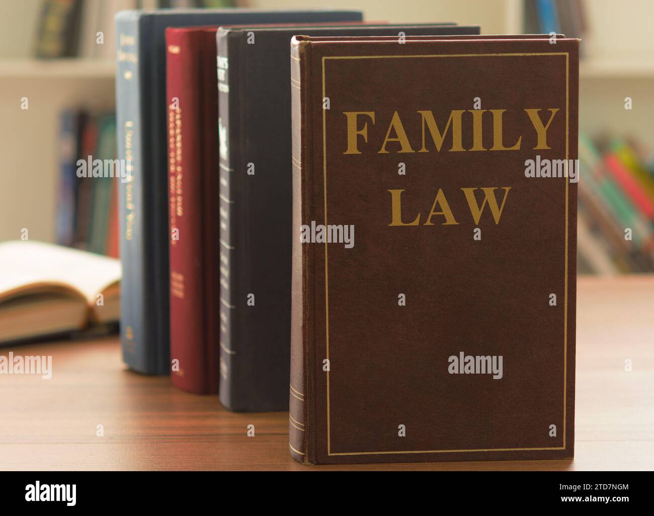 Familienrechtsbücher auf dem Schreibtisch in der Kanzlei. Das Konzept der juristischen Ausbildung. Stockfoto