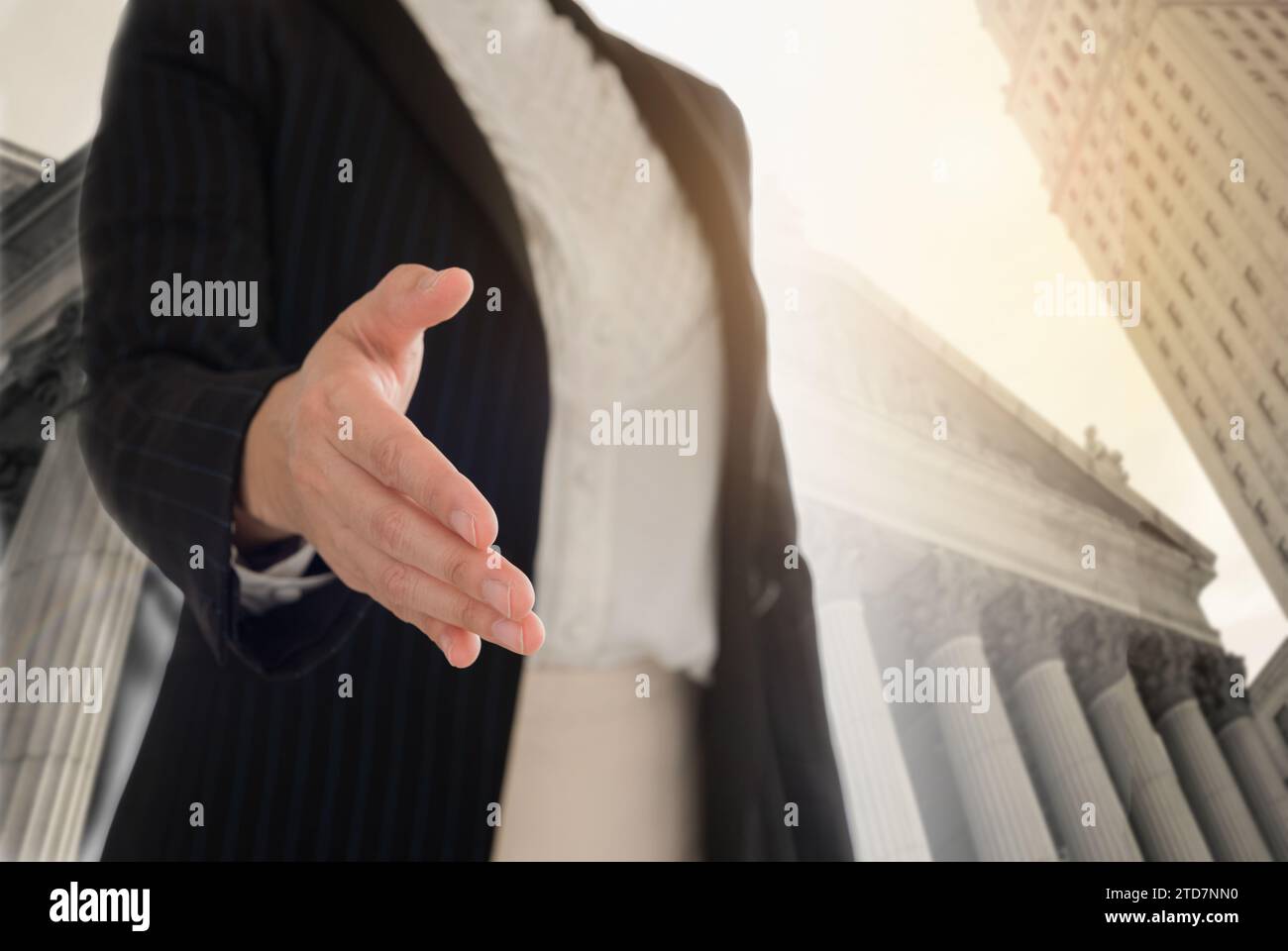 Rechtsberatung. Anwältin bietet Handshake mit Mandantin als Rechtsberaterin an. Stockfoto