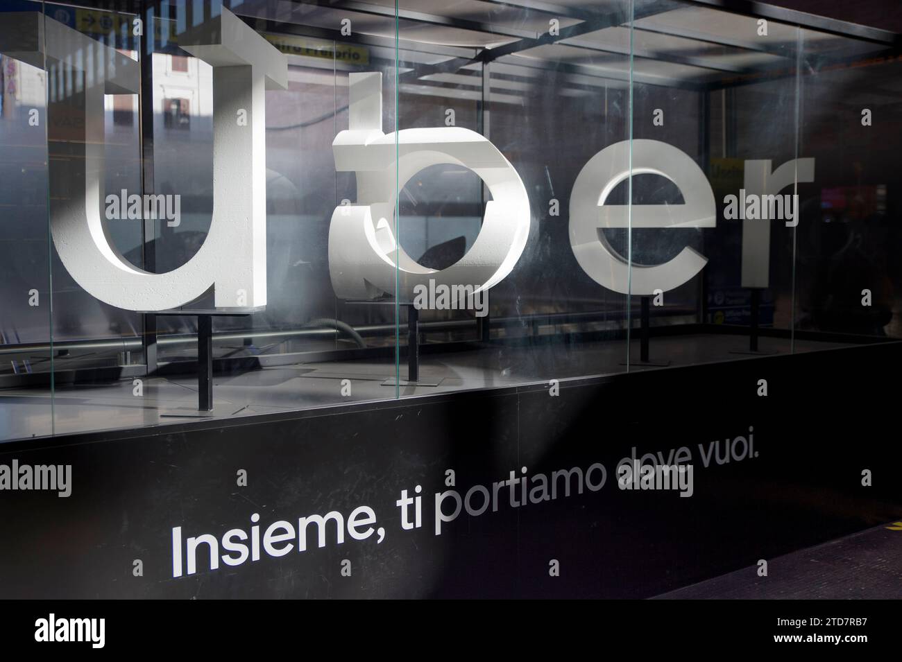 Rom, Italien. Dezember 2023. Das UberLogo mit dem Slogan „Together, we