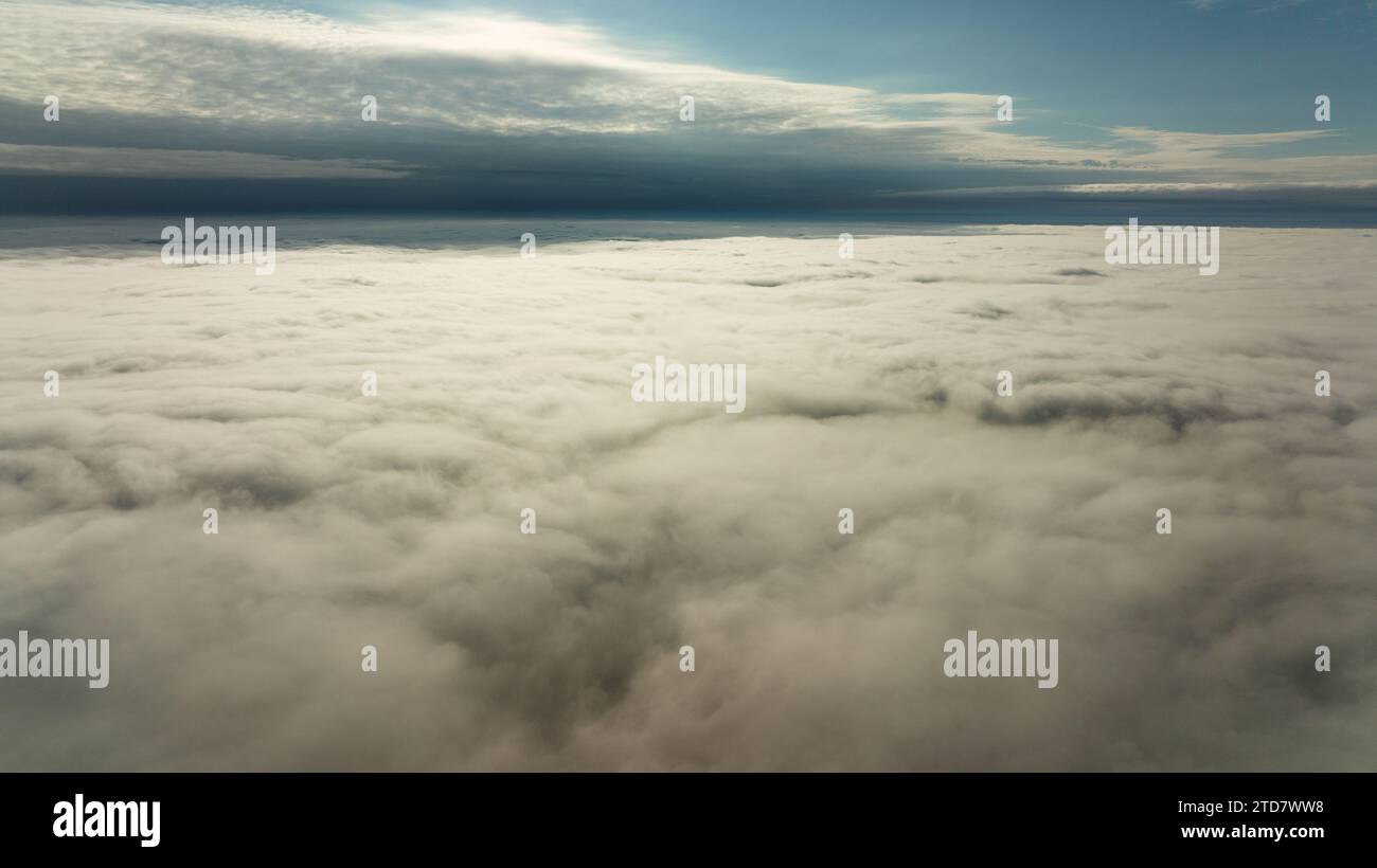 CFlying hoch über den Wolken. Luftaufnahme von Wolken und Horizont von der Drohne. Gewitterwolken von oben vor Regen. Tragische düstere Naturlandschaft von Stockfoto