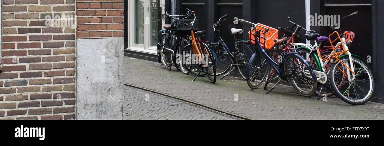 Bicicletas estacionadas em uma rua de den Haag Stockfoto