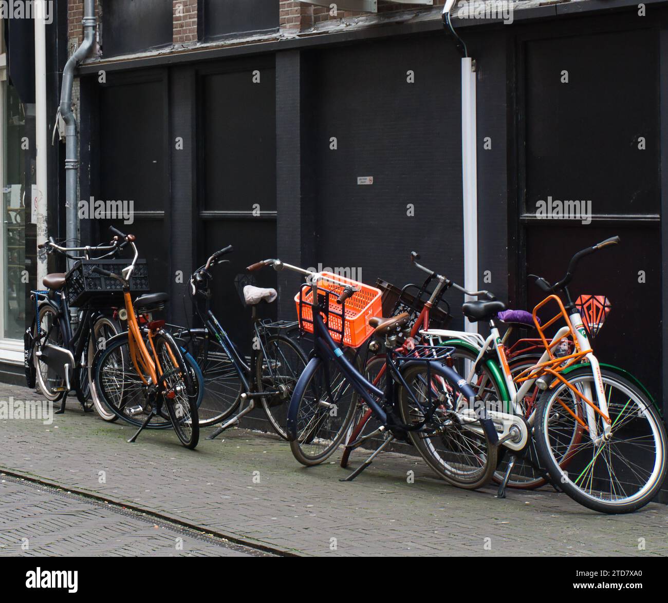 Bicicletas estacionadas em uma rua de den Haag Stockfoto