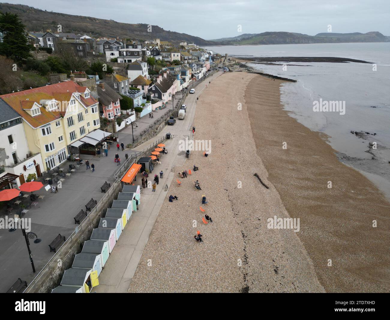 Lyme Regis, Großbritannien. Dezember 2023. Die Küste von Lyme Regis ist ein paar Wochen vor Weihnachten sehr ruhig, da Straßenschilder in das Zentrum führen, die am 8. November auf der Spitze der Stadt angebracht wurden. Es folgt ein Notfall teilweiser Einsturz eines Stadtzentrums Gebäude. Bildnachweis: Robert Timoney/Alamy Live News Stockfoto