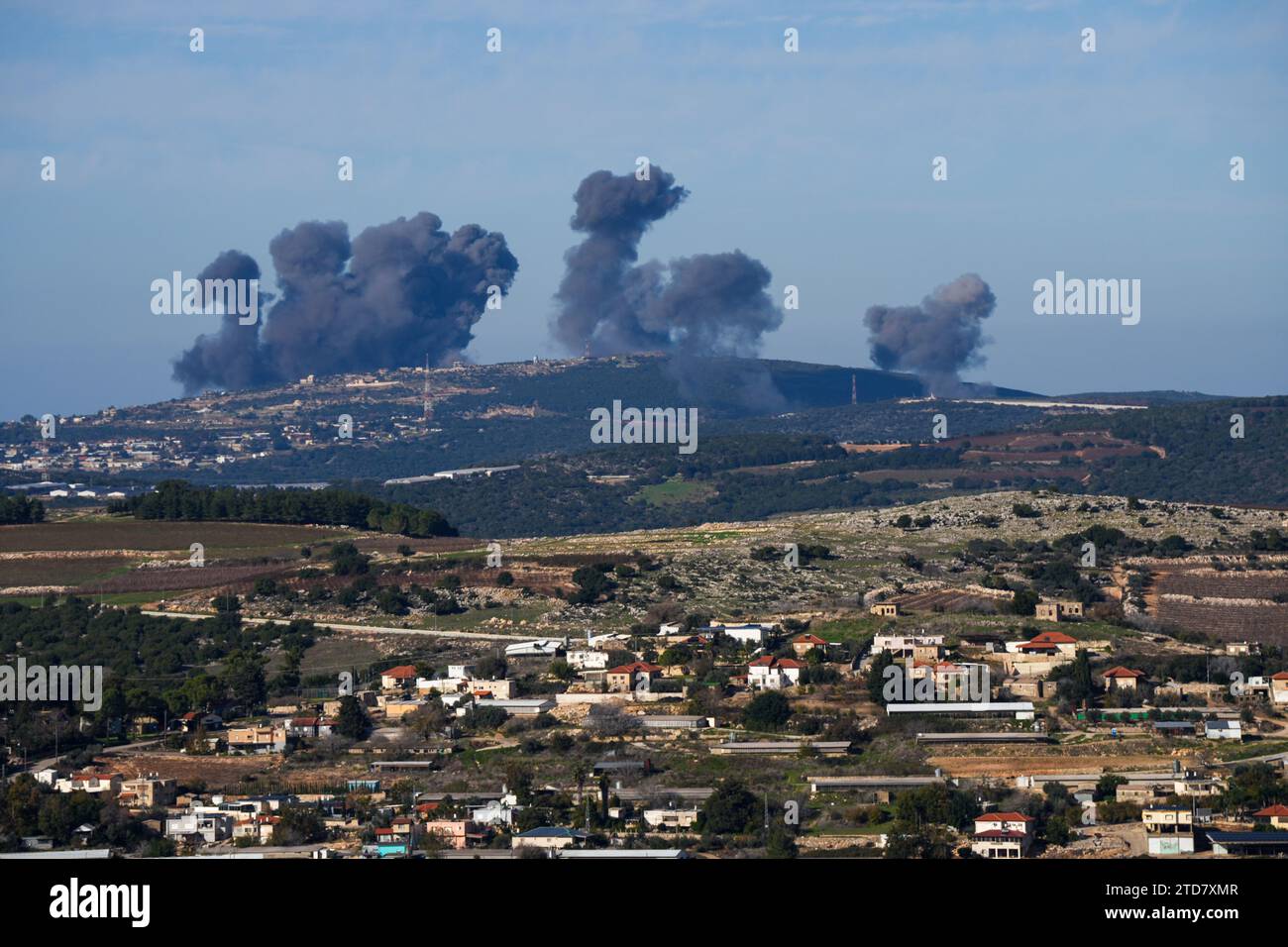 (231217) -- LIBANESISCH-ISRAELISCHE GRENZE, 17. Dezember 2023 (Xinhua) -- Rauchaufgang aus einem Dorf nach dem israelischen Bombardement im Südlibanon, 16. Dezember 2023. Laut einer anonymen libanesischen Militärquelle führten die israelischen Streitkräfte am Samstag eine Reihe von Luft- und Artillerieangriffen auf Grenzdörfer im Südlibanon durch, wobei vier Häuser zerstört und weitere 25 beschädigt wurden. (Ayal Margolin/JINI über Xinhua) Stockfoto