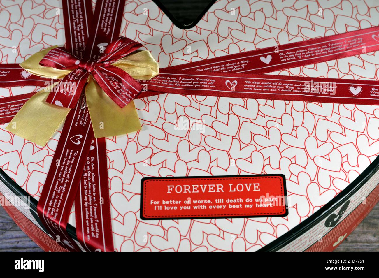 Herzförmige rot-weiße Box für Geschenke und Geschenke Verpackung, mit roten Bändern und romantischen Worten, Hochzeit, Jubiläum, Geburtstagsgeschenke Konzept für Stockfoto