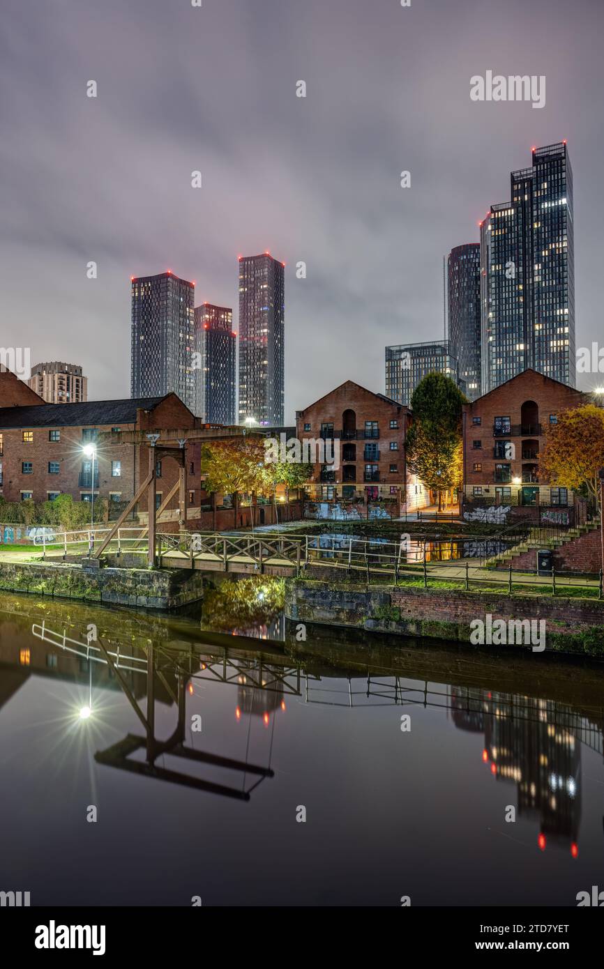 Historisches Castlefield in Manchester bei Nacht mit der modernen Skyline hinten Stockfoto