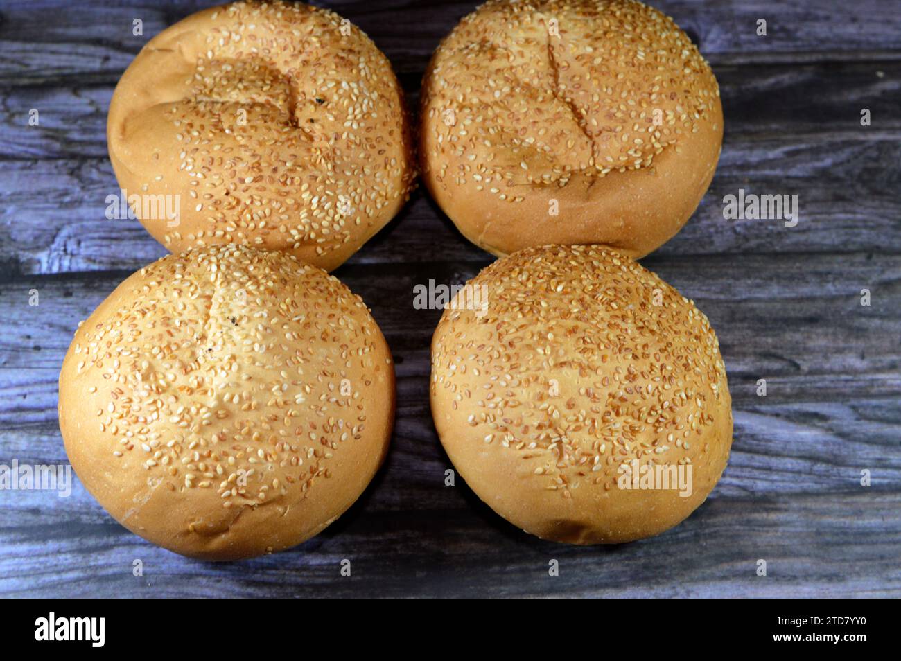 Runde, handgroße Hamburger-Brötchen, gebacken und mit Sesamsamen bedeckt, Brötchen ist eine Art Brötchen, in der Regel gefüllt mit herzhaften Füllungen, hergestellt aus fr Stockfoto