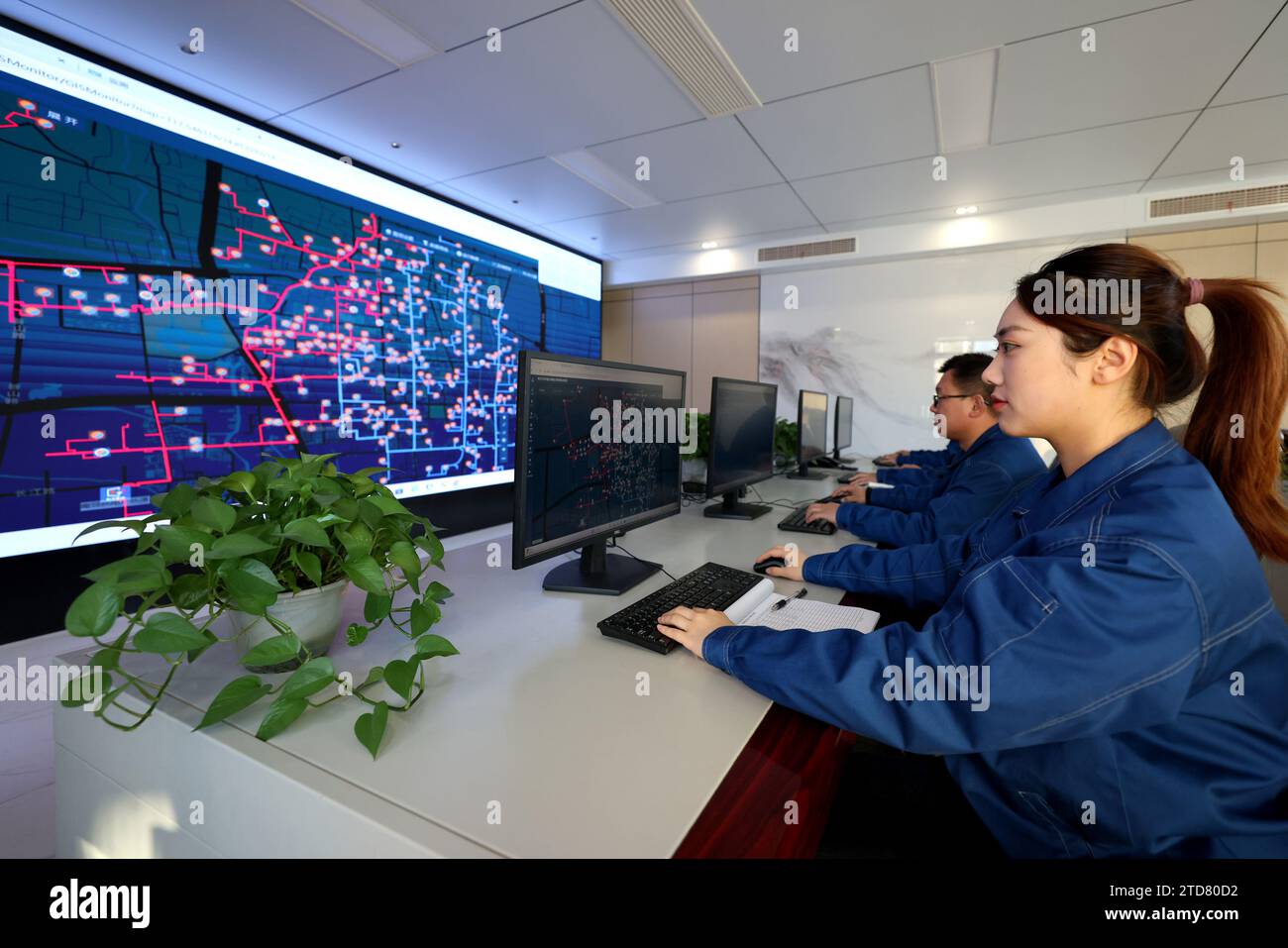 ZAOZHUANG, CHINA 17. DEZEMBER 2023 Arbeiter überwachen die