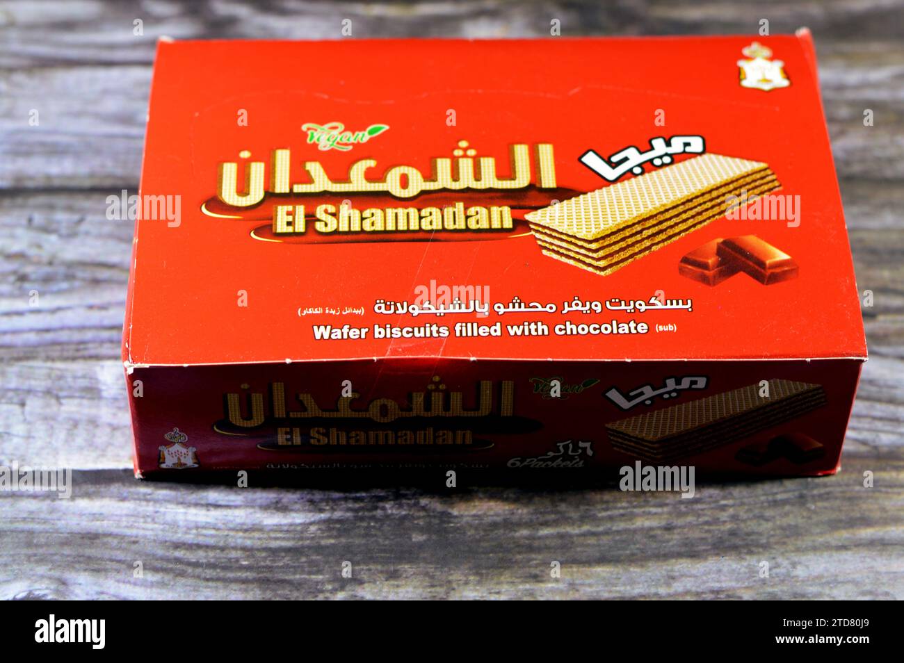 Kairo, Ägypten, 8. Dezember 2023: El Shamadan Mega Wafer gefüllt mit ...