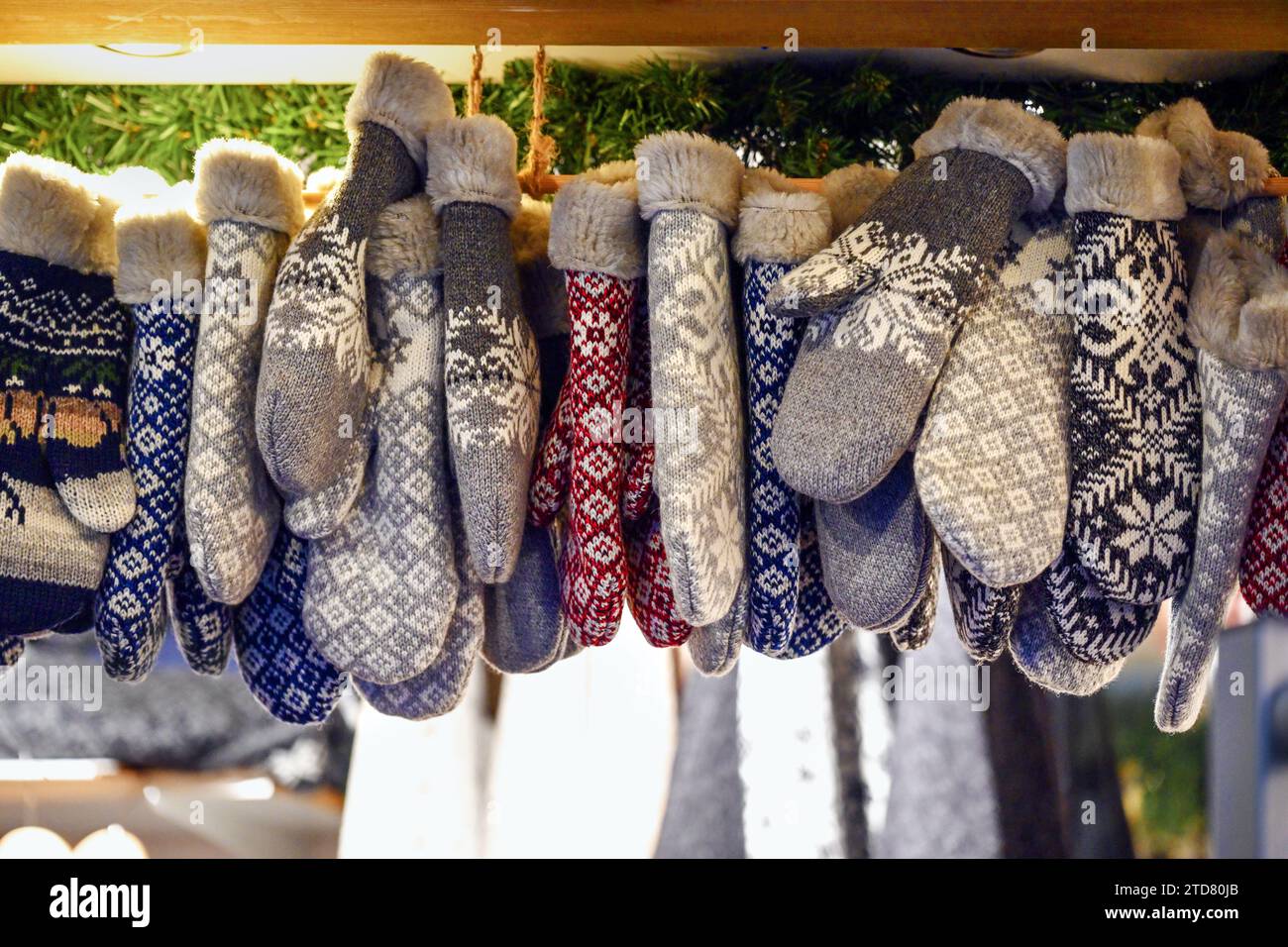 Strickhandschuhe aus Wolle, mit Kunstfell gefüttert, hängend an einem Verkaufsstand auf dem Weihnachtsmarkt, Handschuhe für warme Hände im Winter, Kopierraum, ausgewählt f Stockfoto