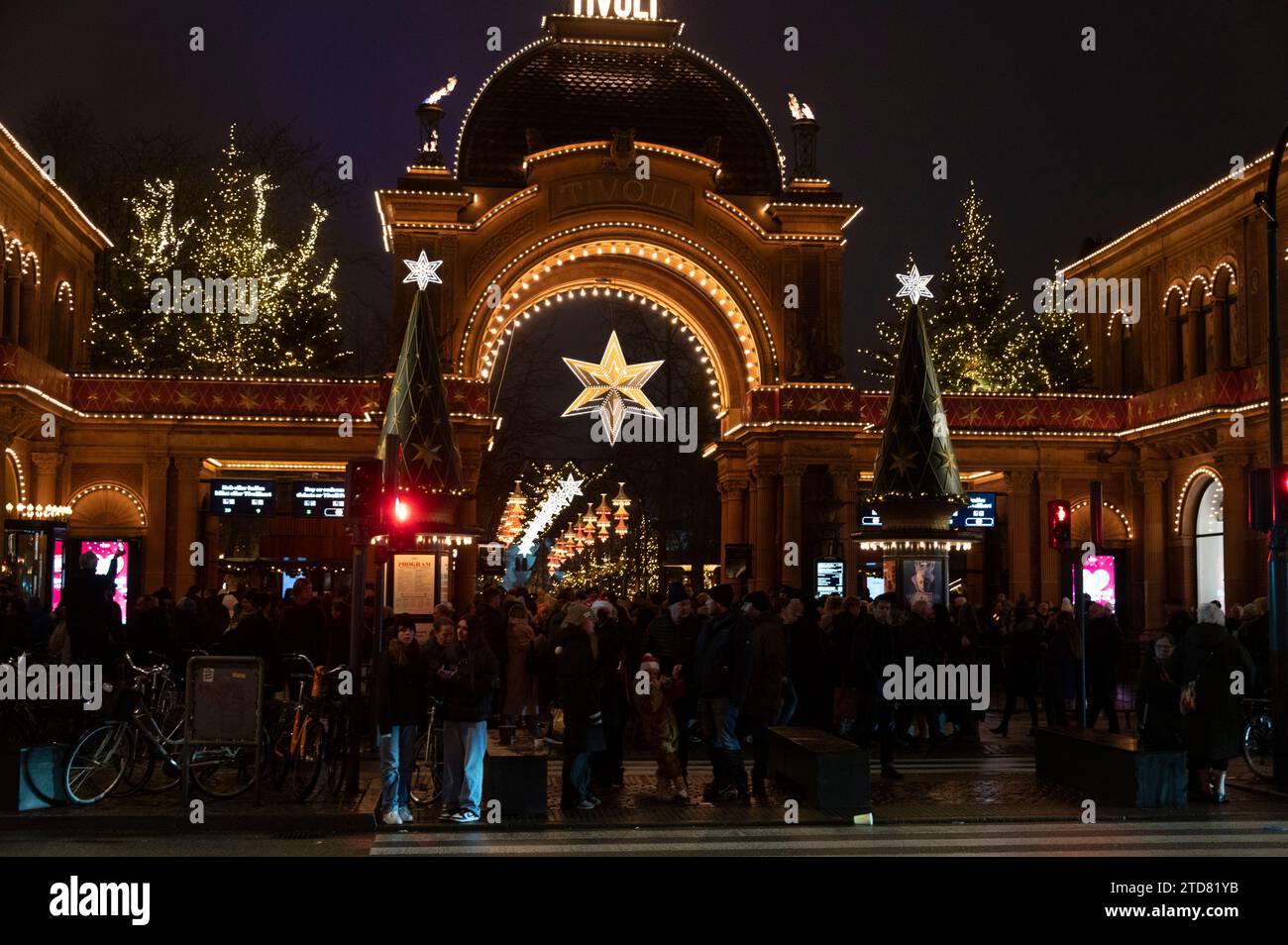 Große Menschenmassen versammeln sich am Haupteingang der Tivoli-Gärten als Teil des Weihnachtsmarktes in Kopenhagen, Dänemark. Stockfoto