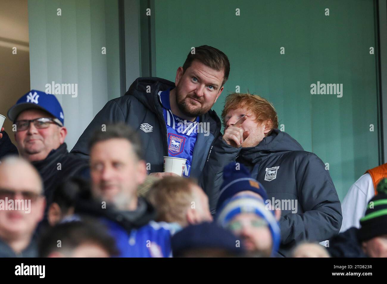 Ipswich, England, Großbritannien. Dezember 2023. Ed Sheeran in den Publikumsgesten während des Ipswich Town FC gegen Norwich City FC SKY Bet EFL Championship Match in Portman Road, Ipswich, England, Großbritannien am 16. Dezember 2023 Credit: Every Second Media/Alamy Live News Stockfoto