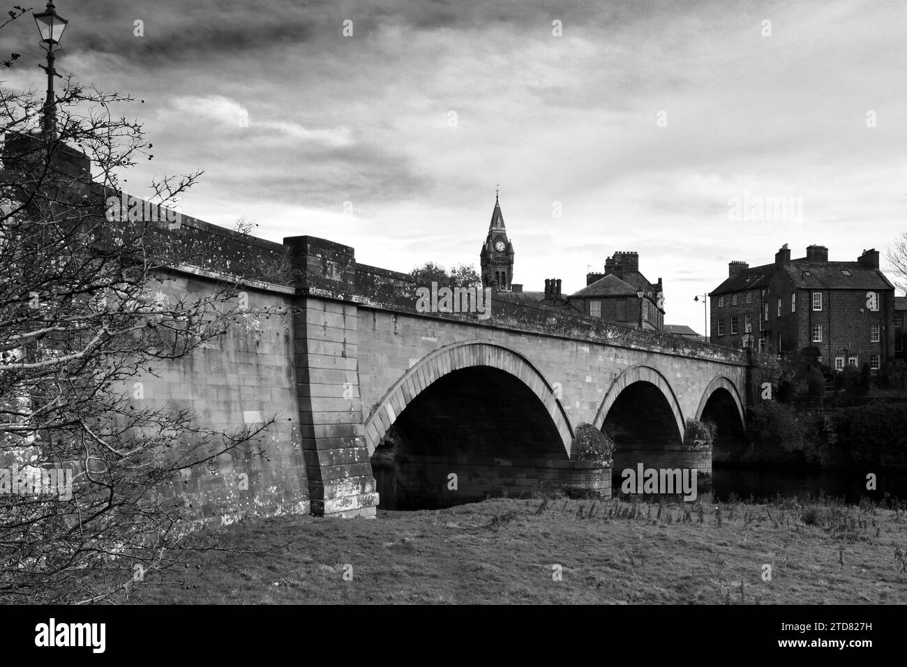 Der Fluss Annan, Straßenbrücke und Rathaus, Annan Town, Dumfries and Galloway, Schottland, Großbritannien Stockfoto