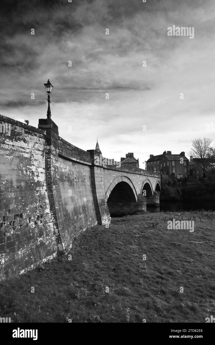 Der Fluss Annan, Straßenbrücke und Rathaus, Annan Town, Dumfries and Galloway, Schottland, Großbritannien Stockfoto