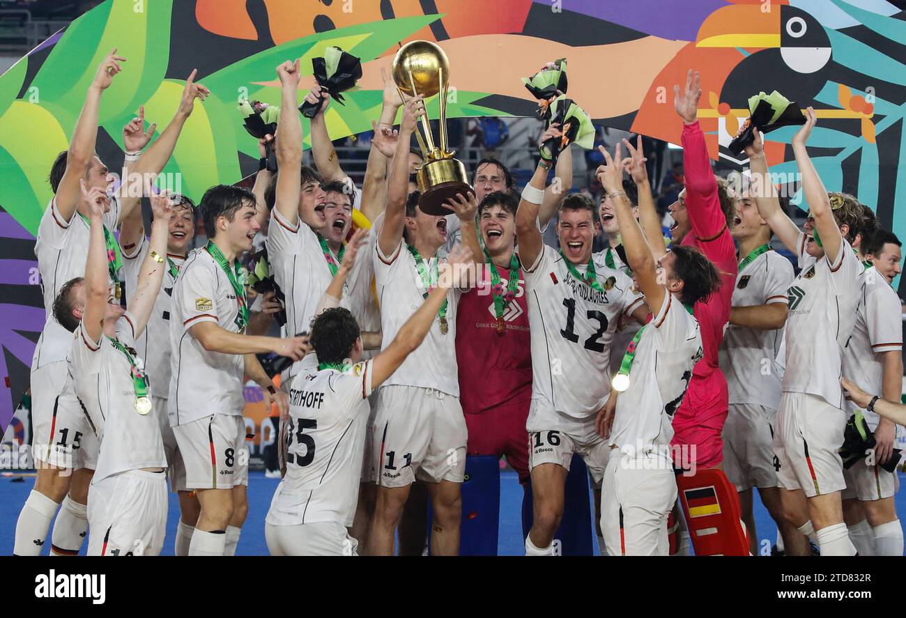 Die deutschen Mannschaftsspieler feiern nach dem Sieg über Frankreich im Endspiel der FIH Hockey Männer Junior World Cup Malaysia 2023 zwischen Deutschland und Frankreich im Bukit Jalil National Hockey Stadium. Endpunktzahl; Deutschland 2:1 Frankreich (Foto: Wong Fok Loy / SOPA Images/SIPA USA) Stockfoto