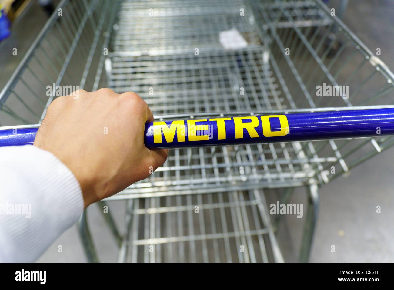 Tyumen, Russland, 04. November 2023: Metro Logo, Metro AG ist eine deutsche, weltweit diversifizierte Einzelhandels- und Großhandelsgruppe mit Bargeld und Carry Stockfoto