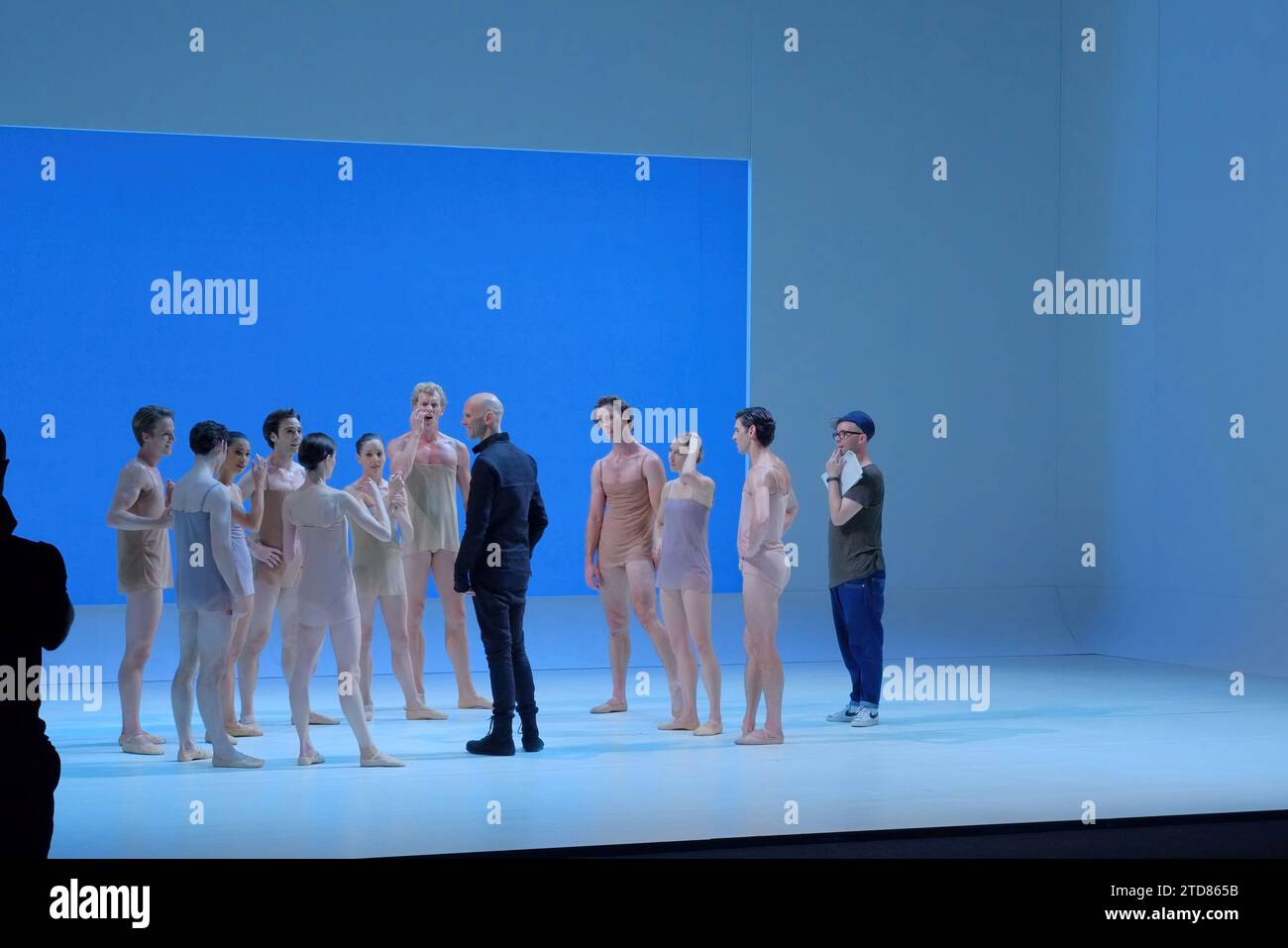 Choreograf Wayne McGregor spricht mit den Tänzern des Australian Ballet bei einer Kostümprobe für Chroma im Sydney Opera House Stockfoto